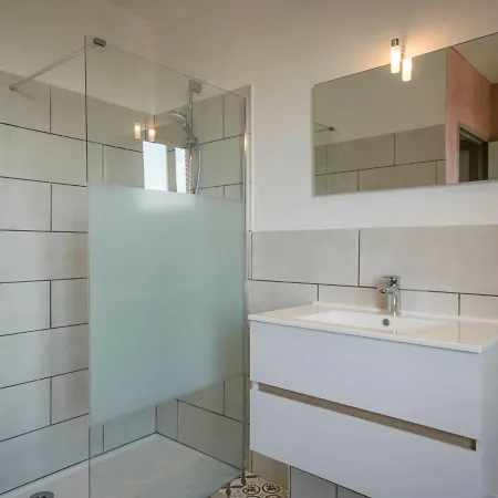 Modern Mansion In Tarn With Pool, Impressive Location 別荘 *